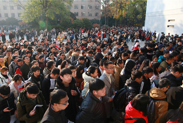南京：2020年江苏公务员笔试开考 现场人山人海