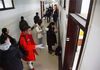 2019年12月7日，江苏省南京市，江苏省2020年考试录用公务员公共科目笔试南京林业大学考点，考生在等待进入考场。

