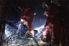 2019年12月7日凌晨一时多，广东佛山，来自英德东华镇的消防员们摸黑上山作业。经过大约一个小时的奋战后，山头明火得到有效控制。