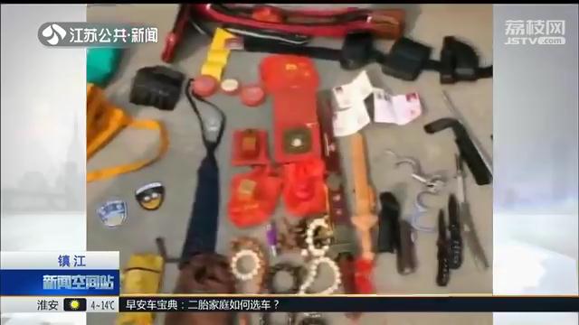 警棍、手铐、辣椒水…警械装满一车 男子被查跪地求民警放过