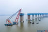 The third steel girder for No. 27 pier of the Shanghai-Nantong Yangtze River Bridge was placed in position on January 29, after over 100 construction workers of China Railway Major Bridge Engineering Group worked 16 hours non-stop.  
The success also marked the end of installing steel girders on piers of the main channel.（jschina.com.cn）
