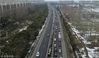 2019年2月10日，江苏扬州，在启扬高速扬州段，前往南京方向的车辆缓慢通行。