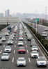 2019年2月10日，江苏常州，前往上海方向的车辆在G42沪蓉高速公路缓慢通行。