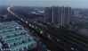 2019年2月10日，江苏淮安，春节假期最后一天，长深高速淮安段迎来车流量晚高峰，航拍车辆在行驶中排成一条长龙，场面十分壮观。