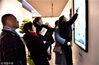 2019年2月10日，江苏南通，观众在江苏盆景博物馆通过科技互动打印照片的乐趣。