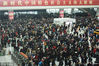 2019年2月10日，旅客走出杭州火车站出站口。龙巍/视觉中国