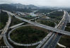 2019年2月9日，大广高速机场北立交回广州方向的车道上车辆排成长龙，与其他空旷的车道形成鲜明对比。马强/南方都市报/视觉中国