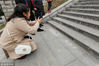 2019年2月11日，武汉，市民和游客在黄鹤楼公园东门外网红景点“情人坎”19级台阶上拍照留念。