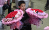 2019年2月13日，在昆明斗南花花世界鲜花卖场，以红玫瑰花材制作的情人节主题花束依然是市场“主角”。