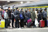 2019年2月13日，旅客在江苏苏州火车站排队上车。