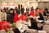 2019年2月14日，重庆市沙坪坝区民政局婚姻登记处，新人在此进行婚姻登记。孙凯芳/视觉中国
