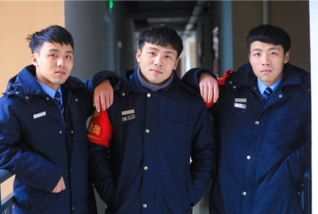 三胞胎兄弟都在杭州开公交 网友表示换了趟车怎么还是这个司机