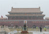 2019年2月14日，北京再迎降雪天气，解放军及武警战士冒风雪在天安门广场站岗执勤。