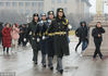 2019年2月14日，北京再迎降雪天气，解放军及武警战士冒风雪在天安门广场站岗执勤。杜佳/视觉中国
