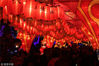 2016年2月20日，山东滨州，众多游客在秦皇河元宵节灯会上观赏花灯。张滨/视觉中国