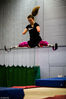 当地时间2018年1月20日，英国德比郡，四肢截肢女孩Isabelle Weall正在进行蹦床训练。Barcroft Media/视觉中国