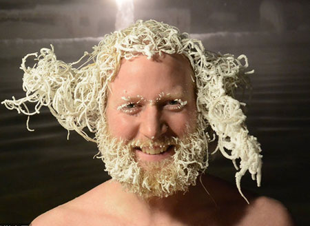 加拿大温泉“冰冻头发”大赛 看谁头发冻住后更酷！