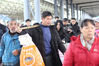 2019年2月20日，旅客在湖南省永州市道州火车站进站乘车。