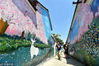 7月21日，摄影爱好者正在扬州市瓜洲村拍摄世外桃源般的“童话大世界”观赏彩绘作品。庄文斌/视觉中国
