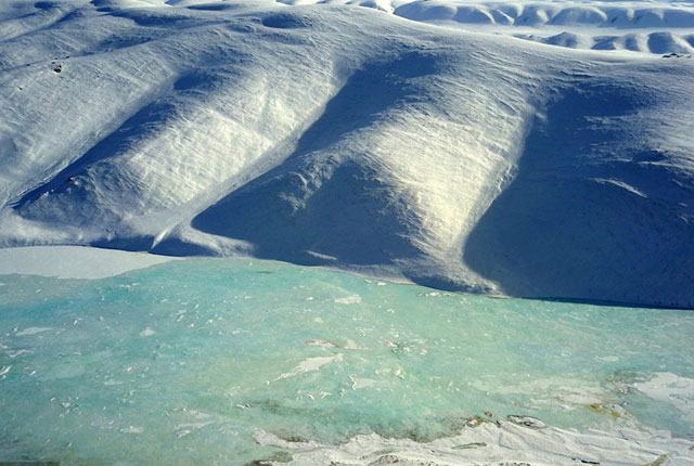 新疆南部河流冰雪融化景色迷人