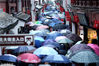 2019年2月10日，上海，春节假期最后一天，上海下起小雨，不过雨水并未阻挡人们游玩的热情。在上海七宝老街，游客依然满满。王亚东/视觉中国