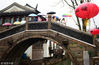 2019年2月15日，江苏苏州，游客们雨中漫步山塘街，意犹未尽。管钰楠/视觉中国
