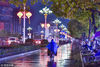2019年2月18日傍晚，江苏淮安迎来降雨，给市民交通出行带来不便。张建/视觉中国
