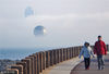 2019年2月21日，山东烟台，平流雾中的莱山区海滨。