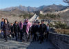 2019年2月21日，北京，沙特王储穆罕默德·本·萨勒曼访华首日，游览了八达岭长城，驻足观看毛泽东题词“不到长城非好汉”的石碑，并合影留念。HANDOUT/视觉中国