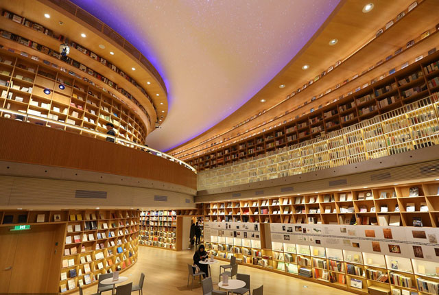 探访上海“光的空间”新华书店 美丽犹如幻境