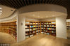 2019年2月21日，上海“光的空间”新华书店实景图。
书店由国际建筑大师安藤忠雄亲自操刀设计，高高低低的木色书架最是抢眼。以往书架与书架是隔断的，但在这里，书架中间的方形镂空让人可以将深处的层层书架尽收眼底，不同角度的光线与方格的重复之美共同构造了一幅犹如幻境的场景。王亚东/视觉中国