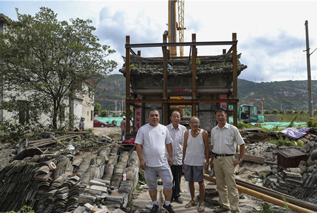 图片故事：温州城中村百年老门台迁新居 工人打包10天小心翼翼