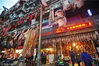 2016年12月18日，武汉街头，一家干鲜调料门店前挂满了腌制的腊鱼腊肉。苗剑/视觉中国
