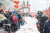 2018年2月7日，山东青岛，市民冒大雪赶集置办年货。视觉中国
