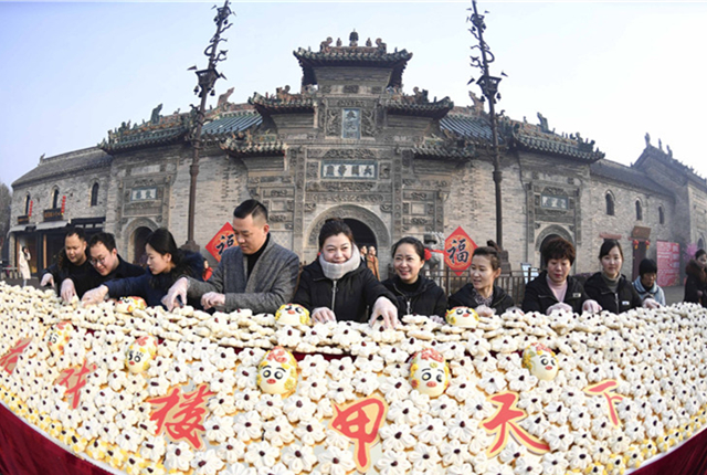安徽亳州：1500多个枣花馍排成6米多长龙 供游客免费品尝