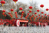 2019年2月3日上午，北京大观园门前挂满了红灯笼，石狮子旁边的大福字很抢眼，很多市民前来拍照合影。rongre/视觉中国