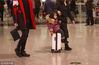2019年2月6日，天津滨海国际机场，孩子们坐在行李箱上姿态各异，成为春运机场里的一道亮点。
