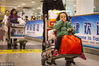 2019年2月6日，天津滨海国际机场，机场到达出口，春运里旅客行李过多，不少行李箱成了孩子们的坐骑。孩子们坐在行李箱上姿态各异，成为春运机场里的一道亮点。傅琨/视觉中国