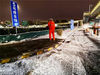 2019年2月6日晚，北京首都机场T1航站楼前，一名环卫工人及时清扫便道上的积雪。李文明/视觉中国
