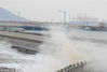 2019年2月7日，江苏省连云港市东部城区拦海大堤，大风掀起滔天巨浪。