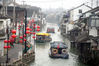 2019年2月7日，游客乘船游览江苏苏州山塘古街。