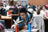 2019年2月7日，春节假期，许多读者纷纷来到图书馆，阅读图书，品味书香，为自己“充电”，过个别样的传统春节。陈晓根/视觉中国