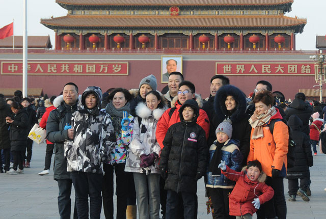 北京：大年初三气温骤降 游客全副武装游览天安门