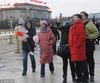 2019年2月7日，北京，大年初三，受冷空气影响气温骤降，寒风中游客包裹严实在天安门广场游览拍照，热情不减。杜佳/视觉中国
