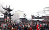 2019年2月8日，游客乘坐画舫在南京夫子庙附近的秦淮河上游览，秦淮河两岸雪景如画。