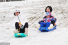 2019年2月8日，市民在江苏镇江市南山景区踏雪赏景。