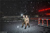 2019年2月8日，江苏某部新兵迎来第一班夜岗，天气预报显示，当晚将有暴雪来临。