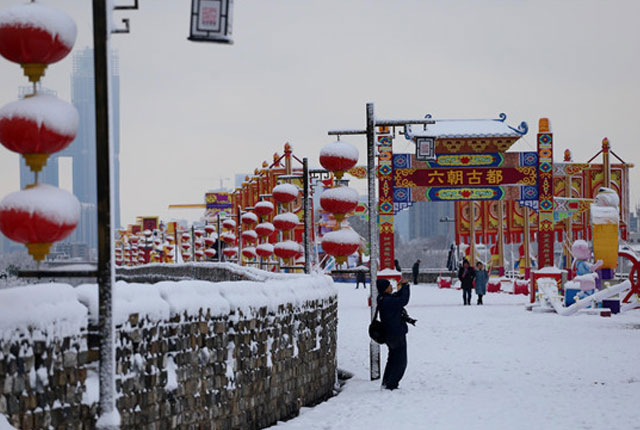 南京一夜大雪后 明城墙上各式灯彩披上“雪衣”