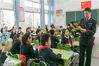 2018年3月14日，江苏如皋市市场监督管理局如城分局执法人员在如皋师范学校附属小学为学生们讲解如何辨别伪劣小食品。徐慧/视觉中国
