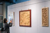 2019年3月11日，上海，观众在同济大学博物馆内参观“白族传统工艺美术作品巡展”。